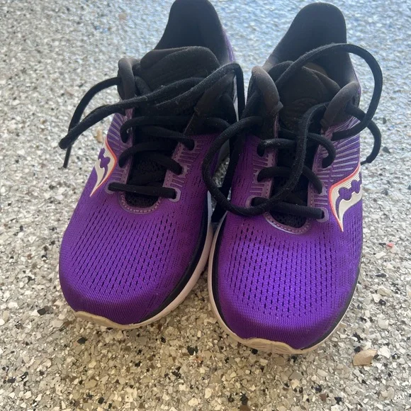 Saucony running shoes - Picture 2 of 4